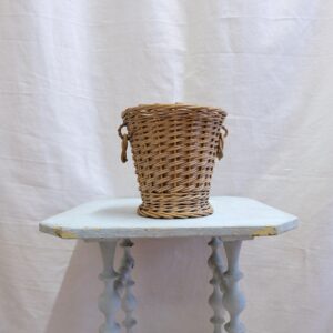Petit pot en rotin tressé